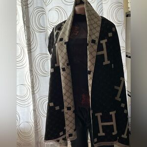 Black and White Extra large Reversible Scarf
Also Available in Orange and White.